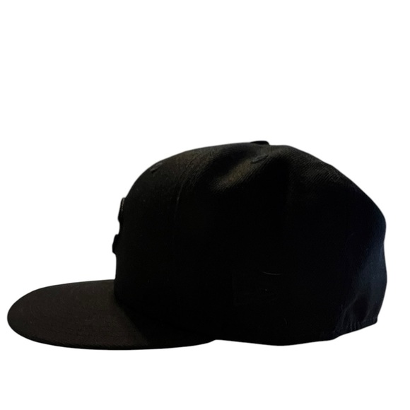 New Era Cincinnati Reds 59Fifty Black On Black Fitted Hat - 7 1/8 - Picture 5 of 7